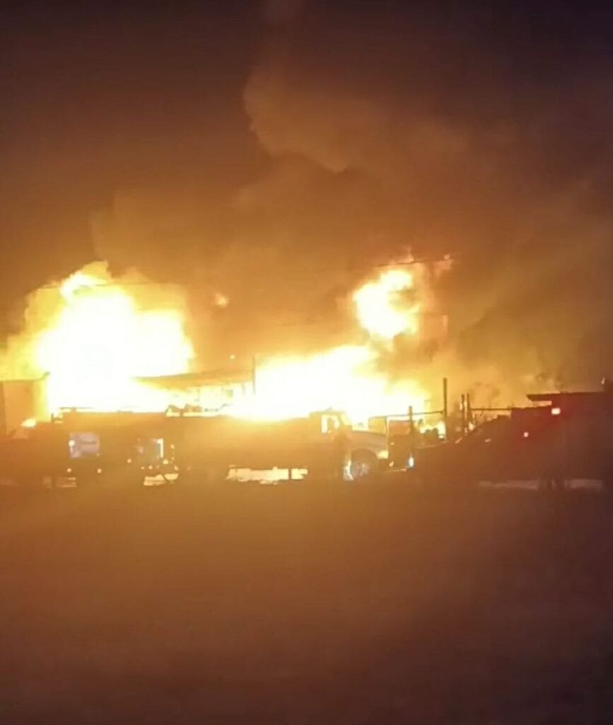 Arrasa incendio recicladora en Ribera de La Presa