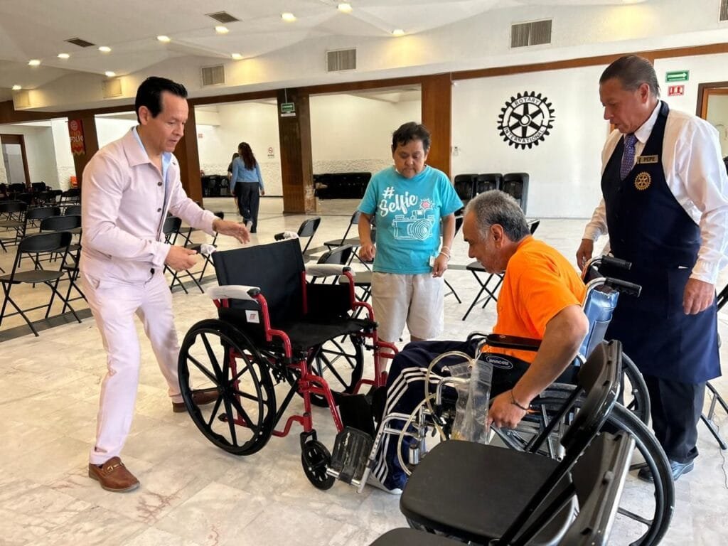 Entrega DIF León y Club Rotario 200 sillas de ruedas