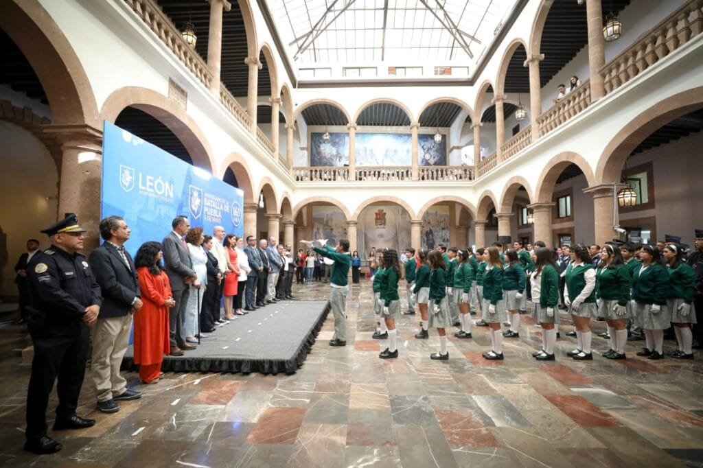 Mejores sociedades, Ale Gutiérrez, Batalla de Puebla, León