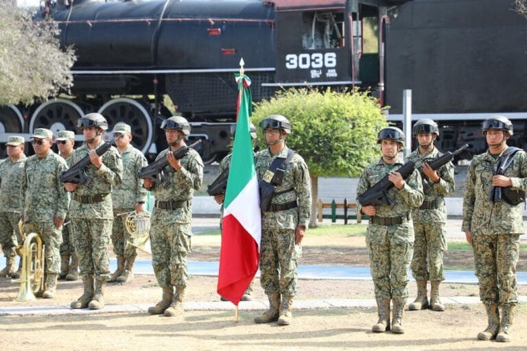 La gran fuerza de México, explora, Jorge Jiménez lona, soldados, León