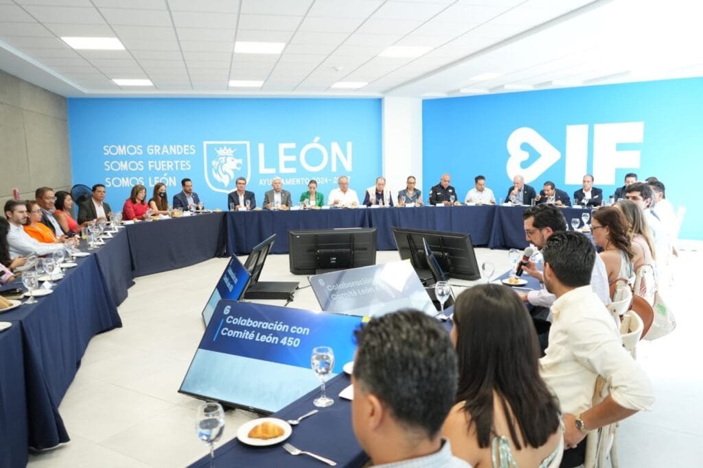 Festejos, sociedad, gobierno, DIF, León, 450 aniversario, Ale Gutiérrez