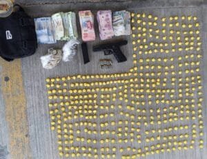 Juan y José, Drogas, arma, dinero en efectivo, policía municipal