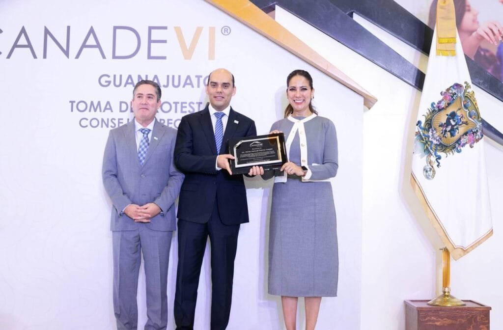 Toma protesta gobernadora al Consejo Directivo de CANADEVI Guanajuato