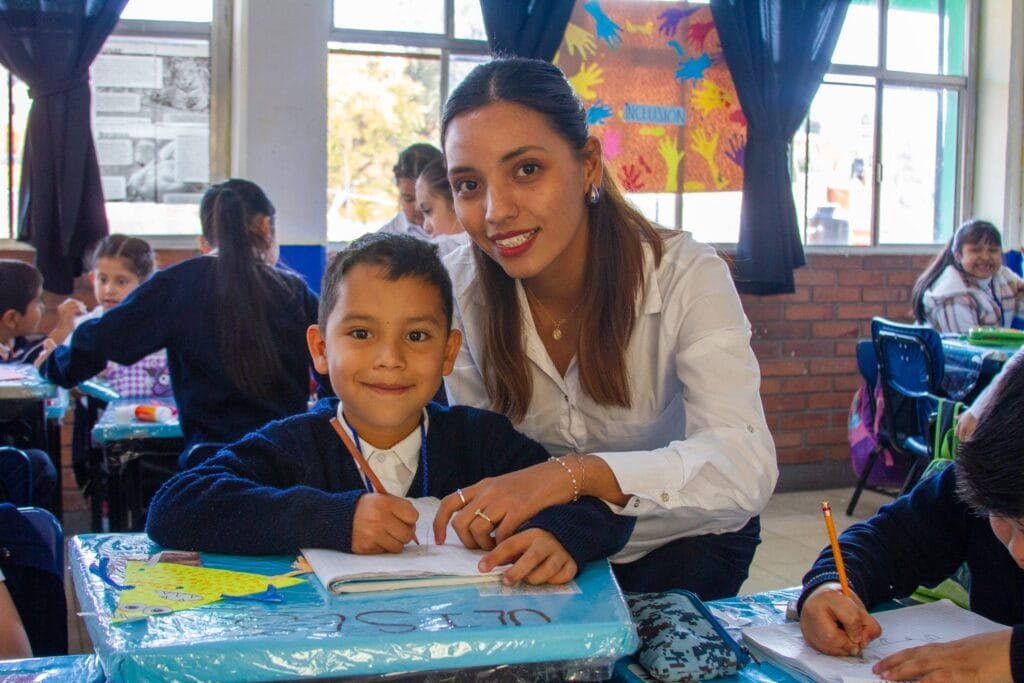 Útiles, SEG, entrega, alumnos, mochilas