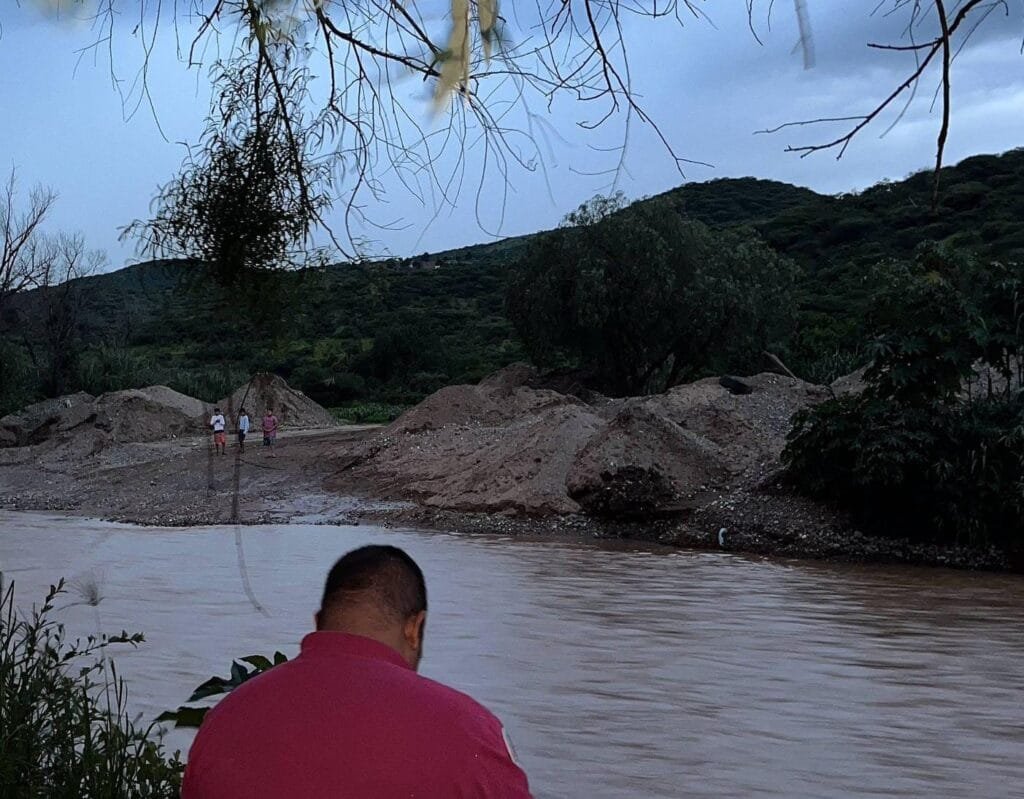 Rescate, Jitomatal, Silao, niños, cuerpos de seguridad, arroyo