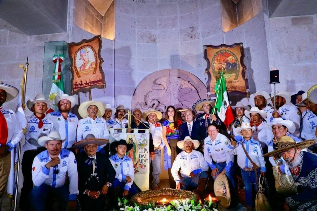 Desfile, fuego simbólico, Guanajuato, Libia García