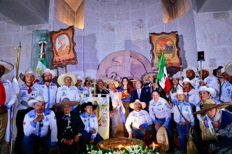 Desfile, fuego simbólico, Guanajuato, Libia García