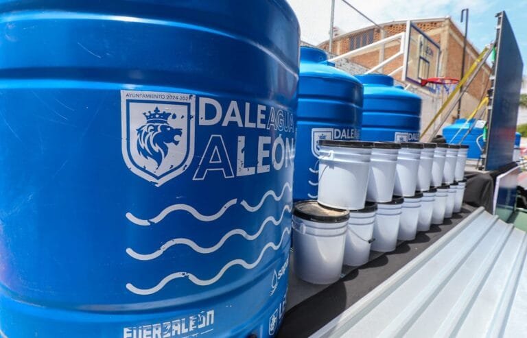 Tinacos, techos, apoyos, municipio, León, Ale Gutiérrez