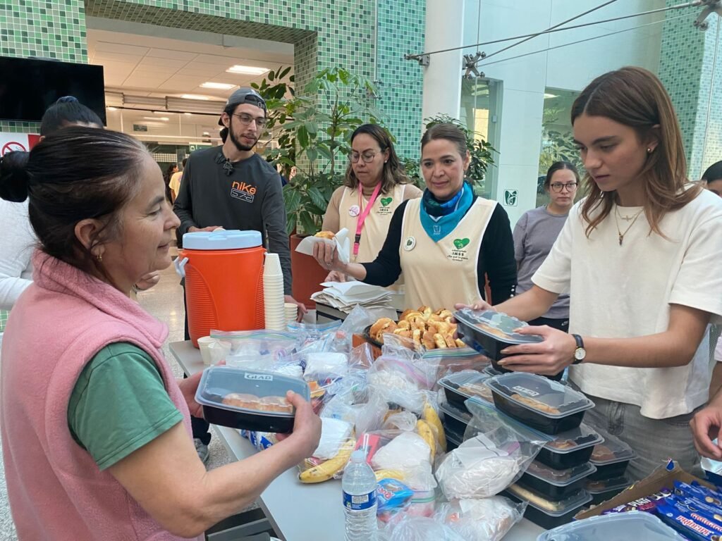 Alumnos de la Universidad iberoamericana ofrecen café con el Voluntariado del IMSS Guanajuato