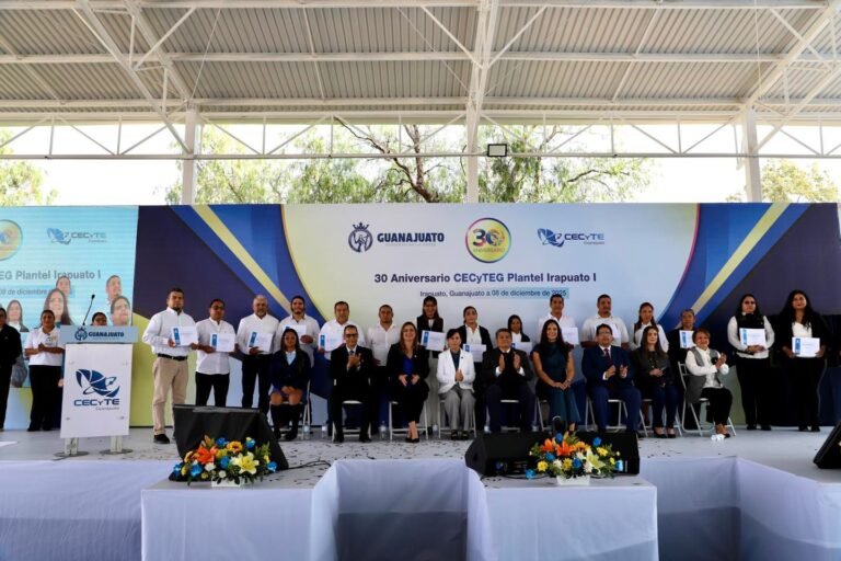 Gradúa CECyTEG a más de 33 mil familias del Taller de Crianza Positiva