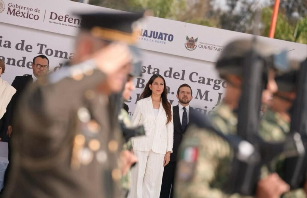 Asiste Libia Dennise a Cambio de Mando en la XII Región Militar