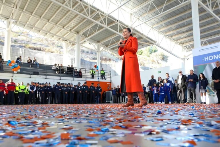 León honra a quienes educan y forman a las nuevas generaciones