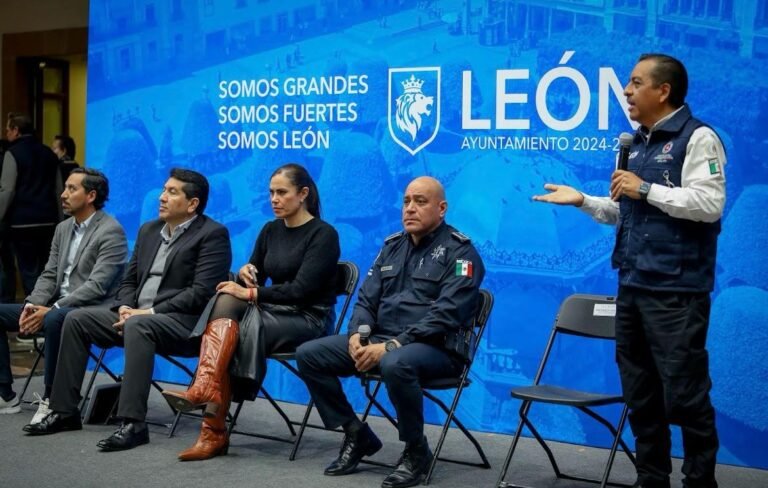 León honra a quienes forman y educan a las nuevas generaciones