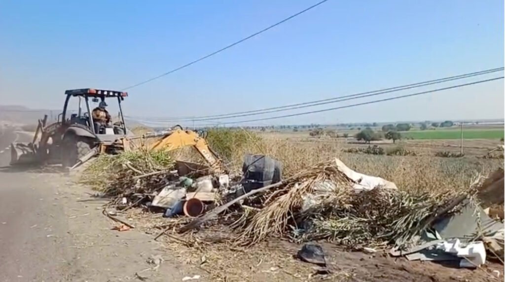 Purísima invierte en levantar basura que tiran a los costados de las carreteras