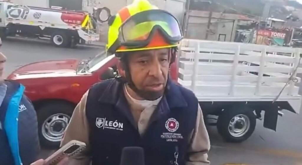 Fábrica de pegamentos del Ecobulevar de San Francisco del Rincón fue consumida por un incendio