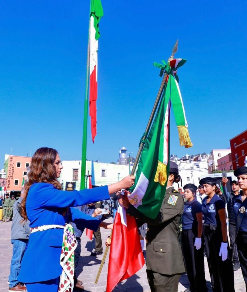 Abanderan a 25 mil escoltas escolares en ceremonia del Día de la Bandera en Guanajuato