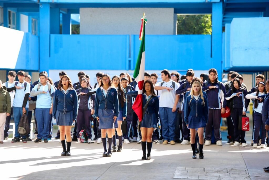 Conmemora CECyTEG el Día de la Bandera y reconocen innovación estudiantil