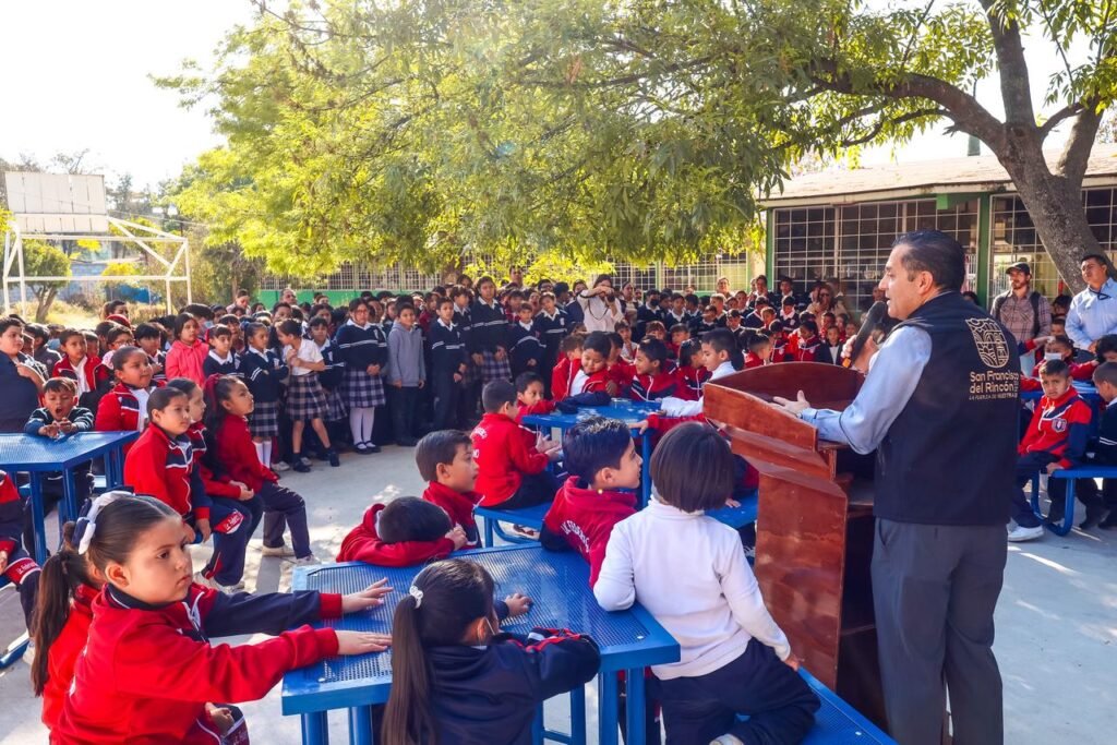 Realizan entrega del programa Escuela Digna en San Francisco del Rincón