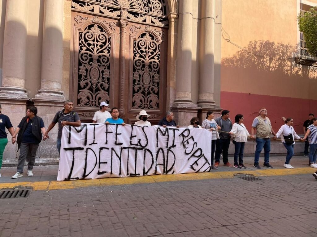 Grupo de católicos resguarda la Catedral Basílica de León y defiende su Fe durante la marcha por el 8M