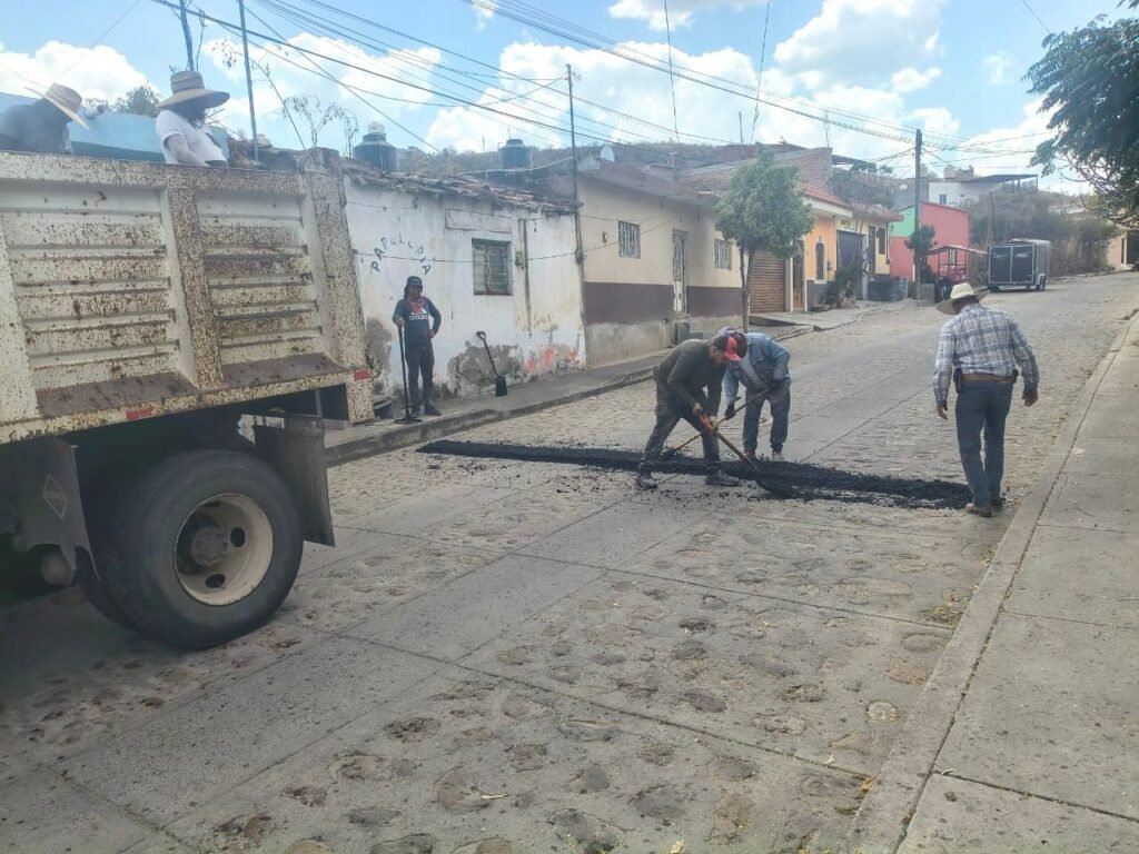 Se implementa programa de bacheo en Ciudad Manuel Doblado y colocación de topes en el tema de vialidad