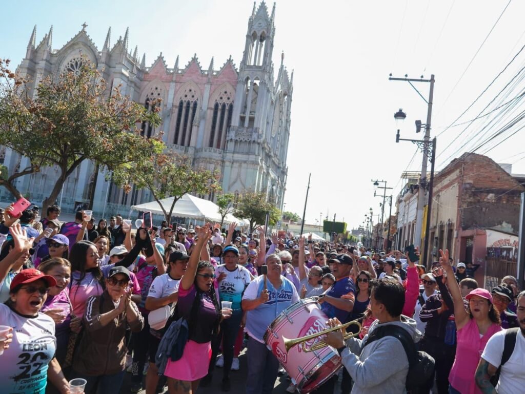 León conmemora el Día Internacional de la Mujer con caminata recreativa