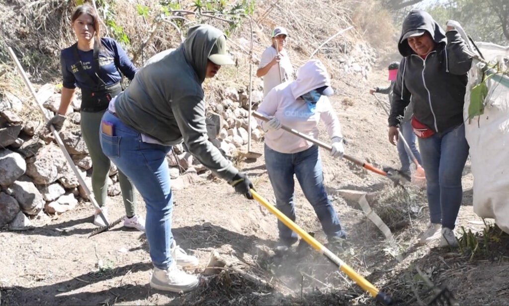 Habitantes de la comunidad El Palenque de Purísima del Rincón se unieron para limpiar el arroyo