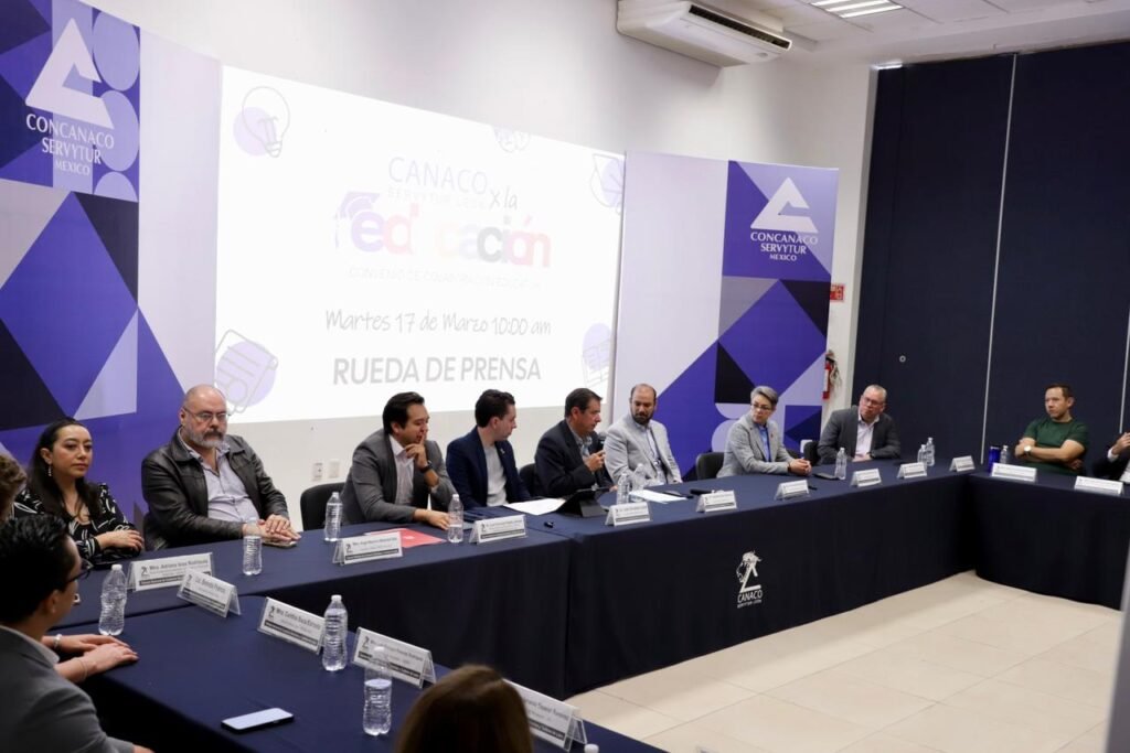 Fortalecen CECyTEG y CANACO vinculación académica y empresarial
