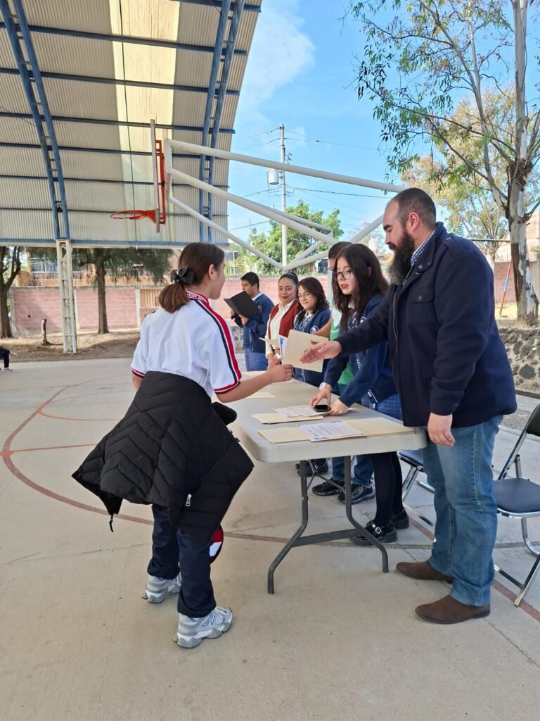 Líderes CECyTEG imparten curso de habilidades tecnológicas en primaria