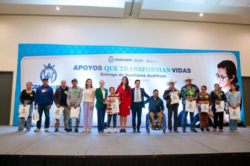 Gobernadora de Guanajuato entregó aparatos auditivos del programa Oir Bien
