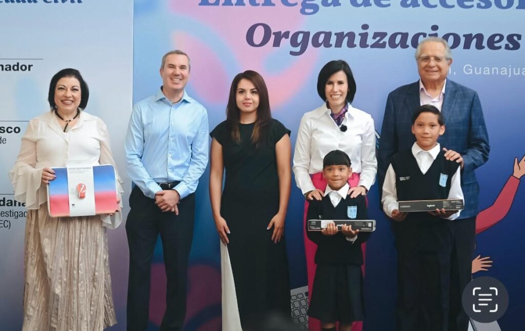 Inversión social brinda oportunidades a niñas, niños y jóvenes con entrega de equipo tecnológico en Guanajuato