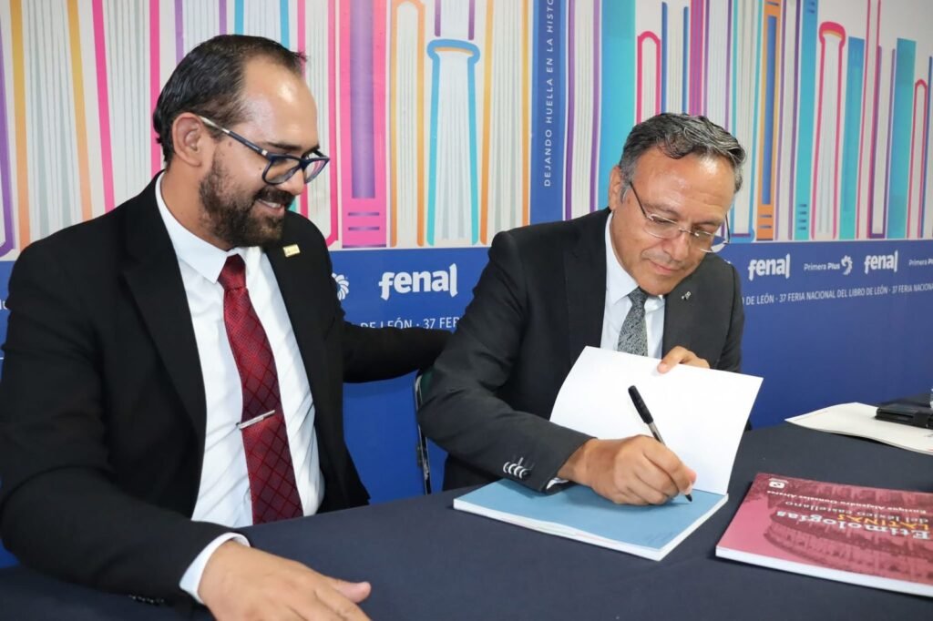 La Universidad La Salle Bajío presenta el libro Etimologás Latinas del Léxico Castellano en la FENAL