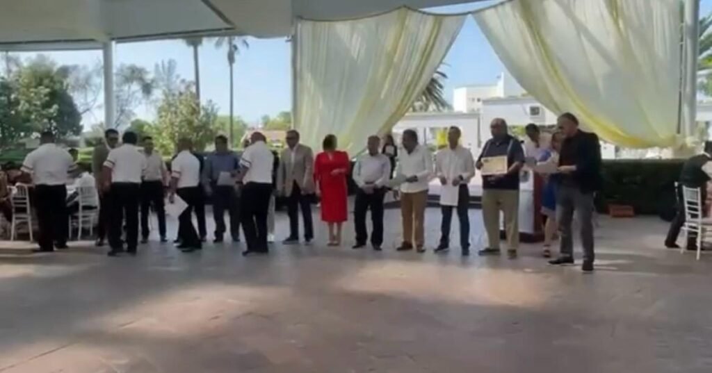 Reconocen a destacadas operadoras y operadores del transporte urbano de León del mes de abril