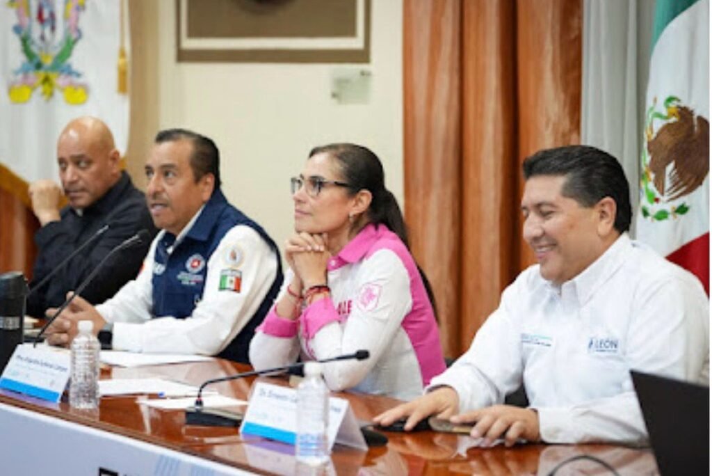Protección Civil de León con apoyo de otras dependencias retiran basura de coladeras