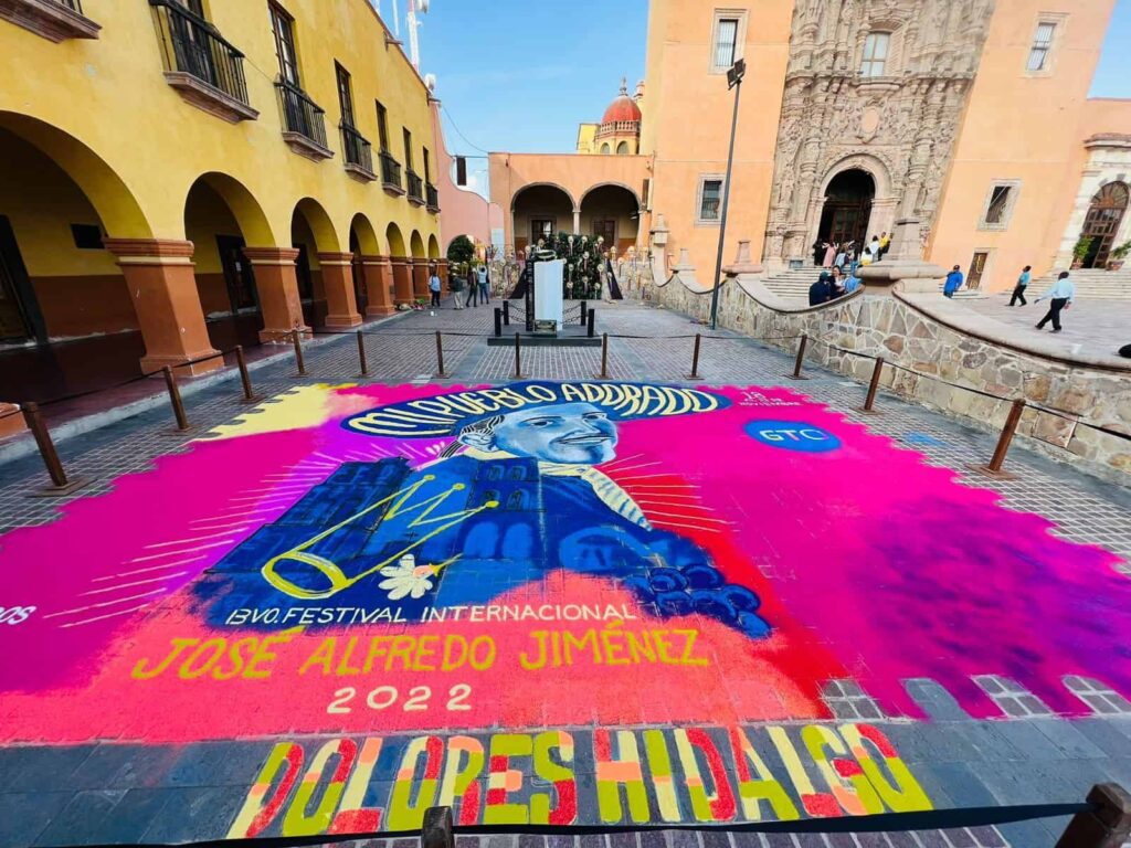 Dolores Hidalgo recibe a los aficionados y visitantes durante la Fiesta Más Grande del Fútbol