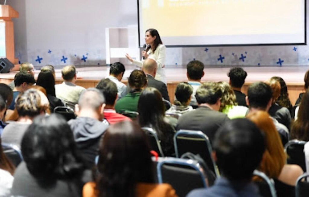 Escucha Ale Gutiérrez a líderes universitarios y acerca oportunidades para impulsar el desarrollo