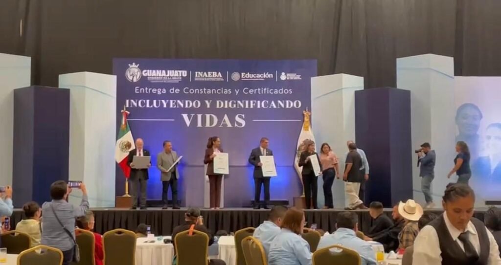 Entregan 1 mil 025 constancias y certificados de INAEBA