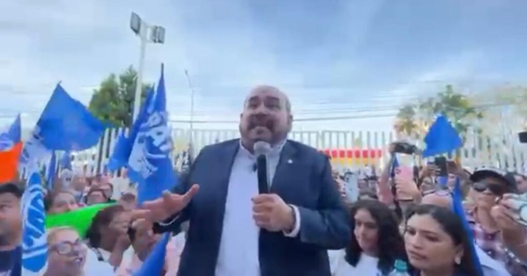 Este martes Jorge Espadas Galván realizó su registro como Defensor de la Patria, la Familia y la Libertad