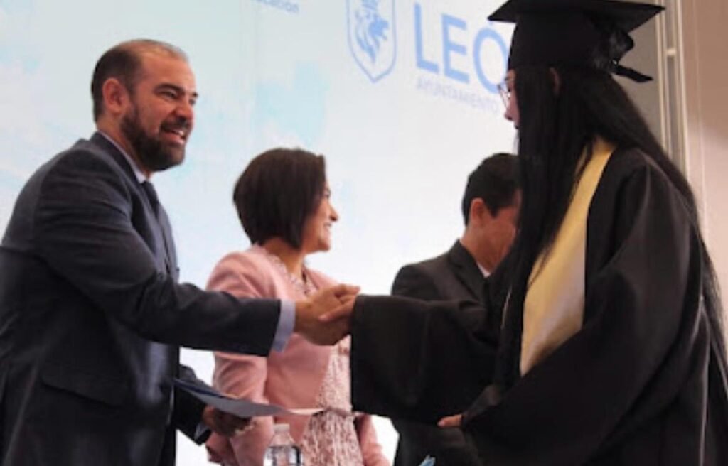 Más personas concluyen sus estudios y abren nuevas oportunidades en León