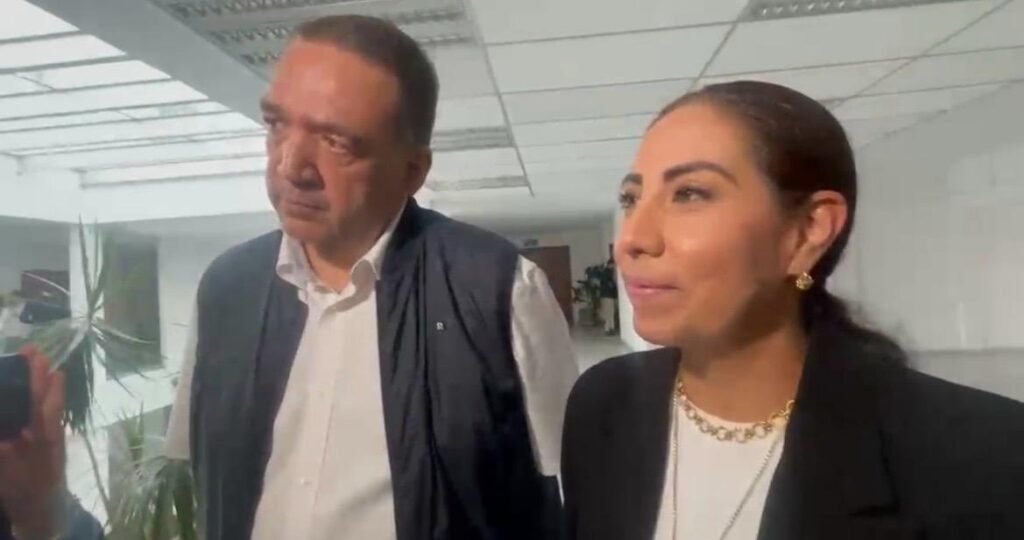 Integrantes del Colectivo Guanajuato Nos Une brindan su apoyo a Jorge Espadas