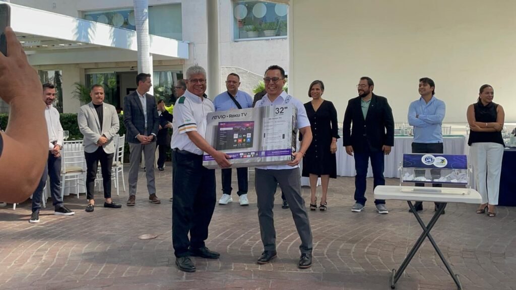 Realizan entrega de reconocimientos a operadores de transporte del mes de julio en León