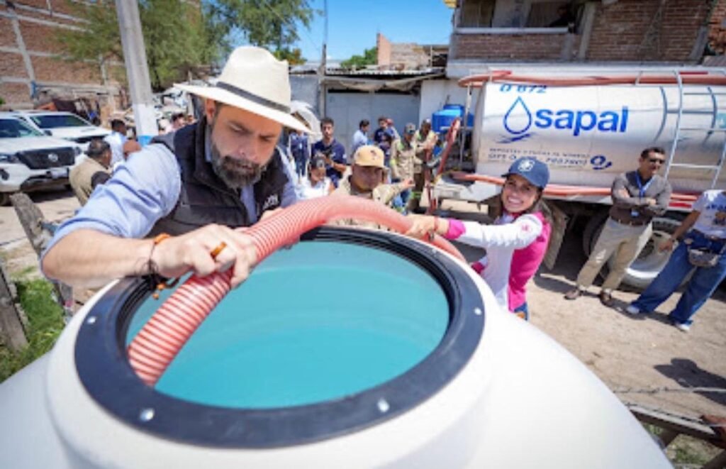 Acerca municipio de León soluciones de agua a familias de Noria de Septién