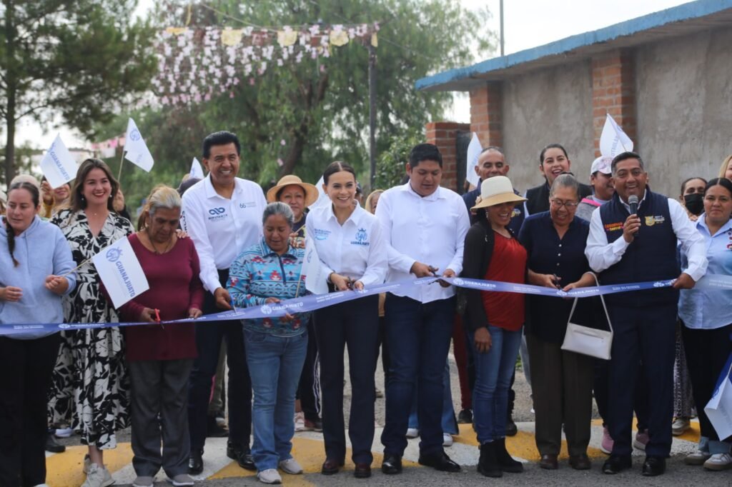 De manera conjunta pavimentan calle en San Diego de la unión con recursos de migrantes, gobierno estatal y municipal