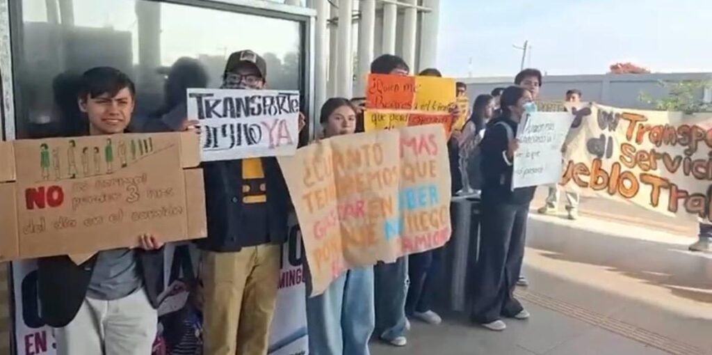 Alumnos de la ENES-UNAM plantel León se manifestaron para exigir más unidades de la ruta A-05