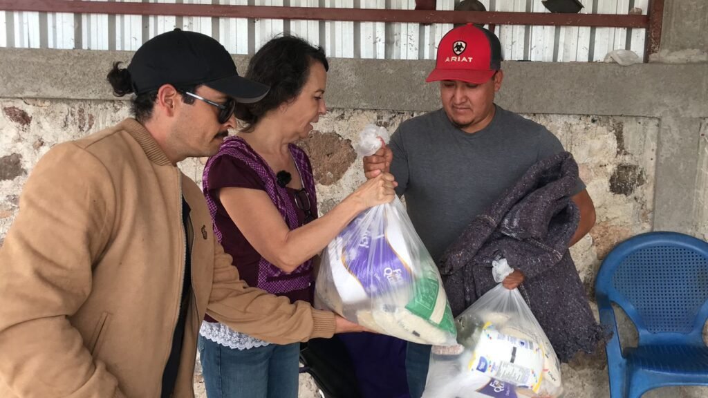 Migrante de Santa Catarina deportado junto con su hijo es visitado por el Gobierno de la Gente