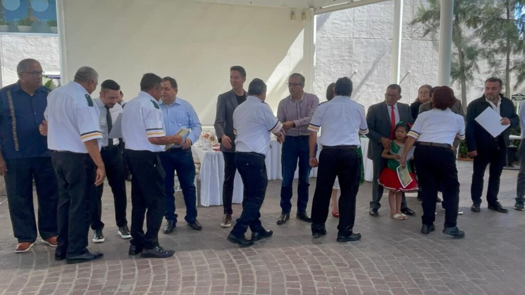 Entregan reconocimientos a operadores del transporte urbano destacados durante el mes de agosto en León