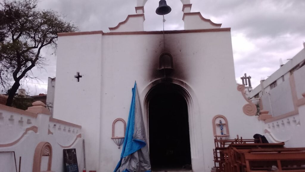 Detiene la policía a dos hombres con droga y presuntamente relacionados con incendio de templo en la comunidad La Laborcita de León