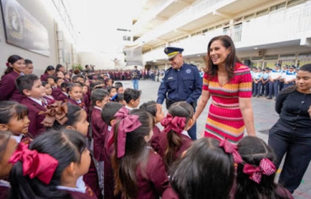 Mantiene Ale Gutiérrez escucha permanente con la comunidad educativa en León
