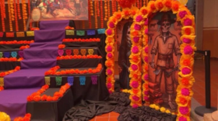 Honra León a sus fundadores con tradicional ofrenda del Día de Muertos